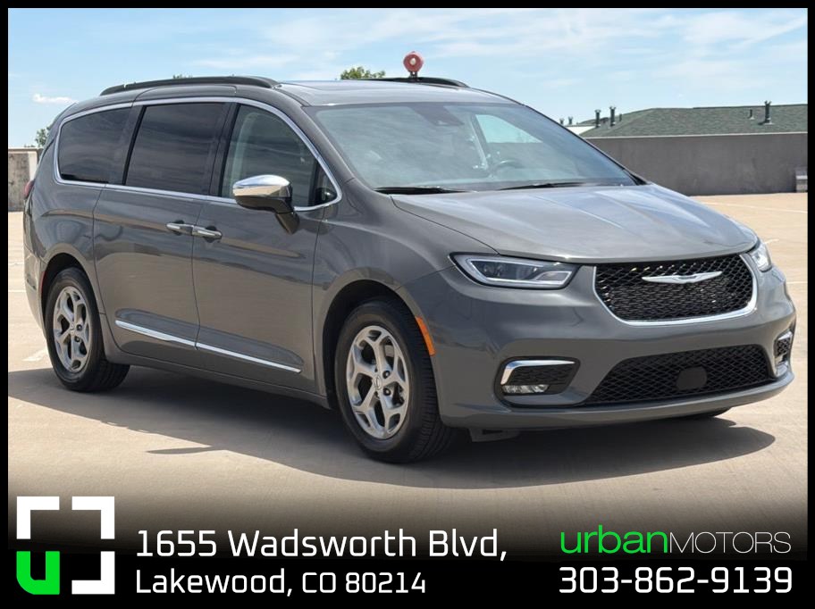 2023 Chrysler Pacifica Limited's photo