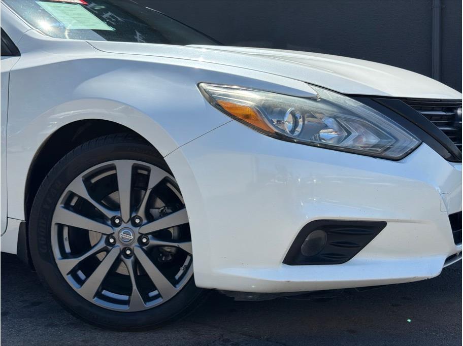2018 Nissan Altima SR - Photo 2