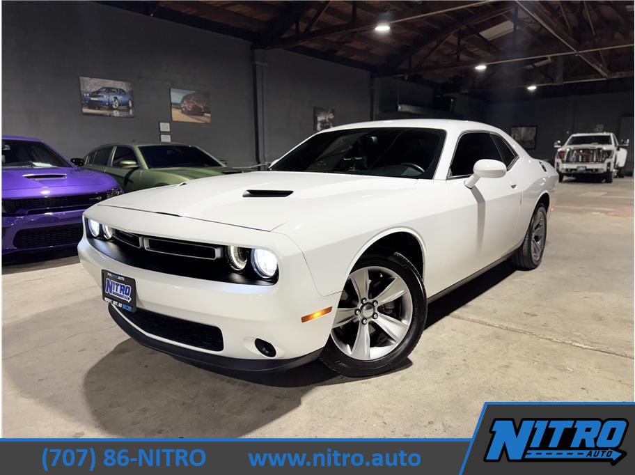 2016 Dodge Challenger SXT's photo