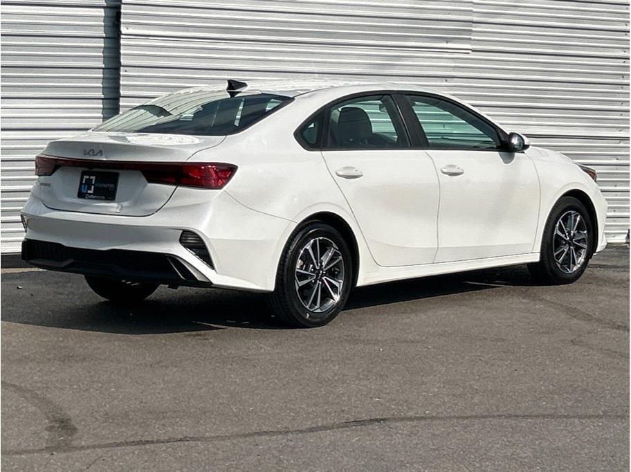 2023 Kia Forte LXS - Photo 3