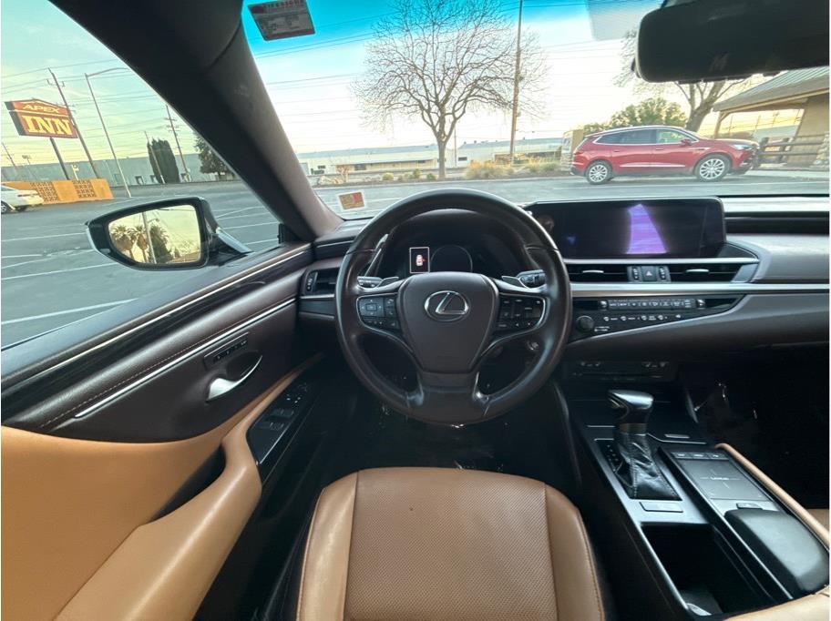 2019 Lexus ES 350 - Photo 16