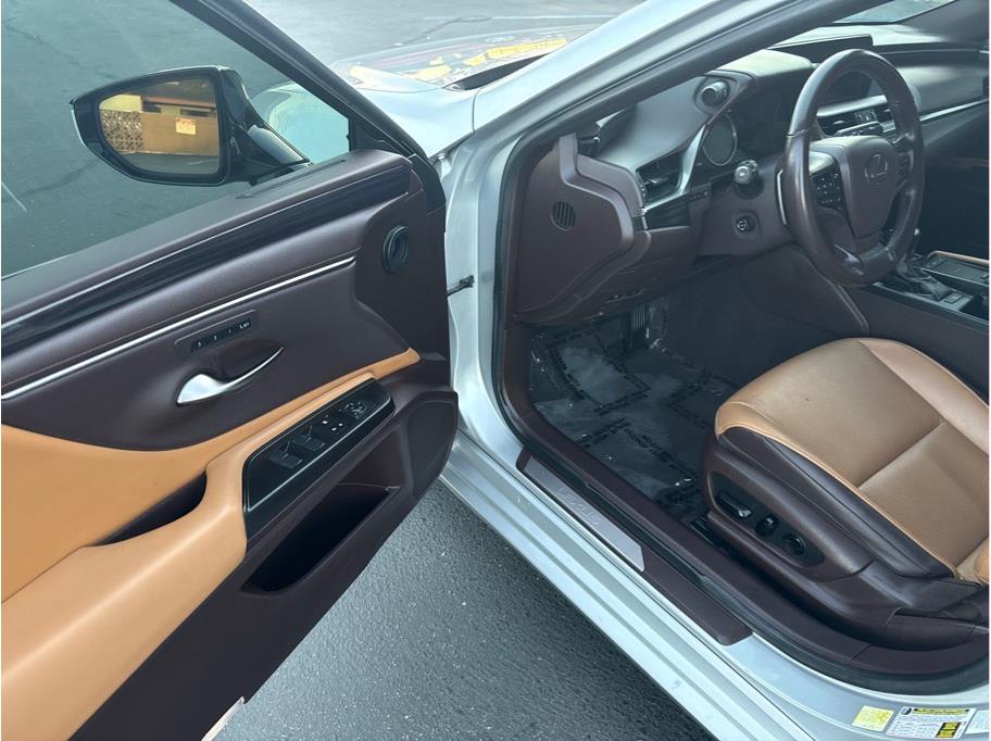 2019 Lexus ES 350 - Photo 19