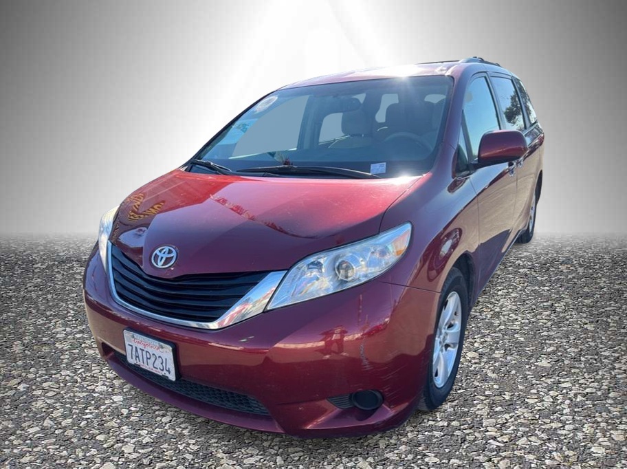 2013 Toyota Sienna LE's photo