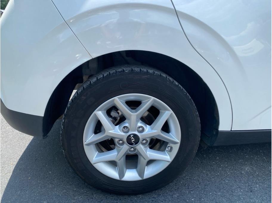 2024 Kia Soul LX - Photo 11