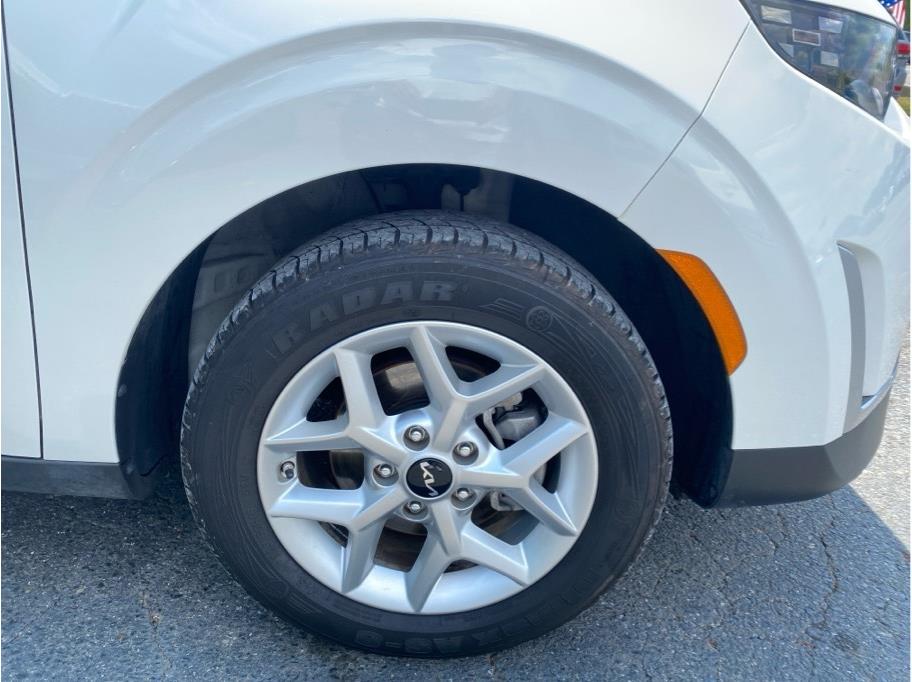 2024 Kia Soul LX - Photo 12