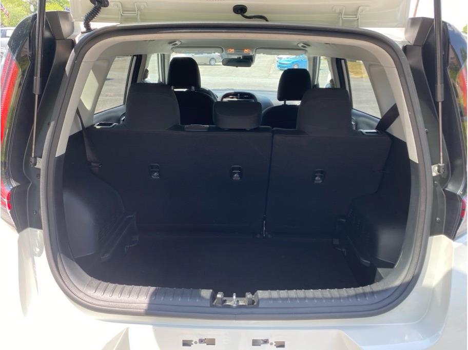2024 Kia Soul LX - Photo 17