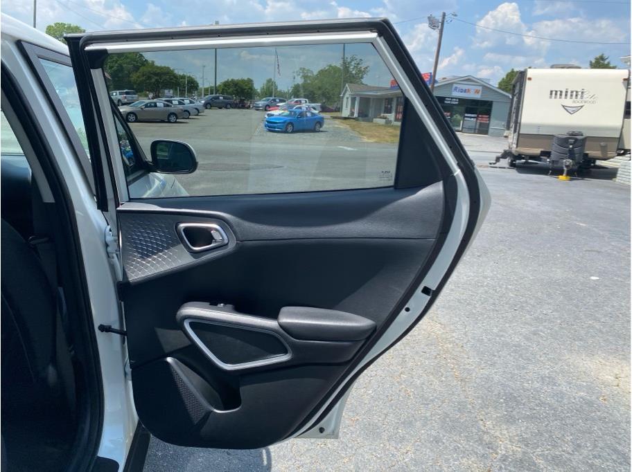 2024 Kia Soul LX - Photo 18
