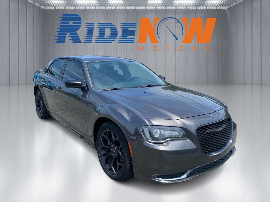 2019 Chrysler 300 Touring's photo