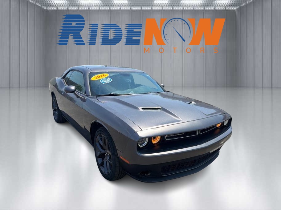 2016 Dodge Challenger SXT's photo