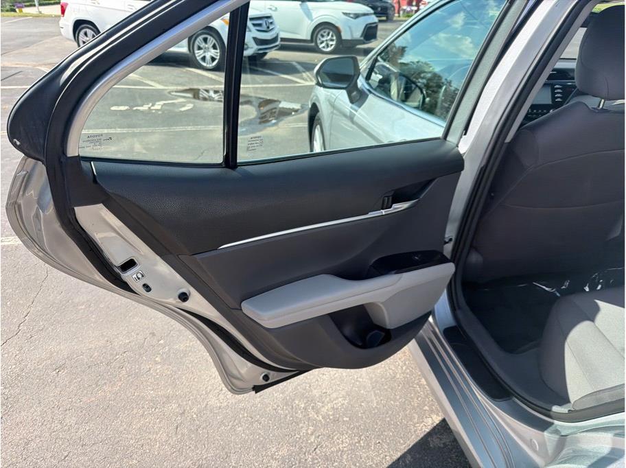 2019 Toyota Camry LE - Photo 11