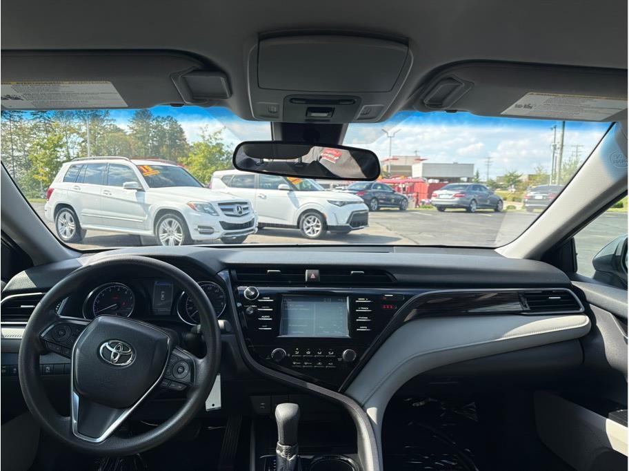 2019 Toyota Camry LE - Photo 19