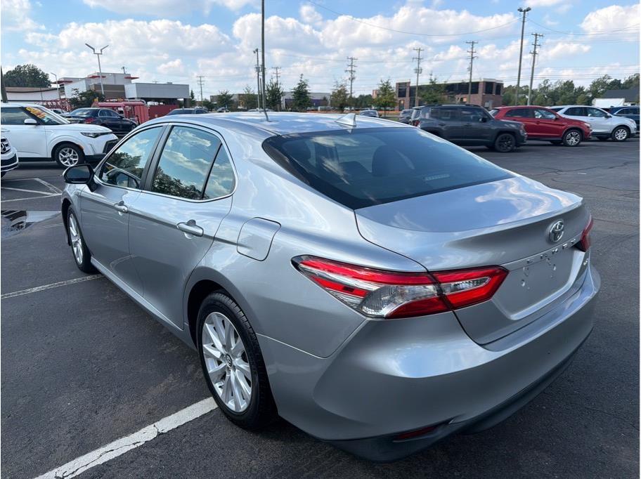 2019 Toyota Camry LE - Photo 5