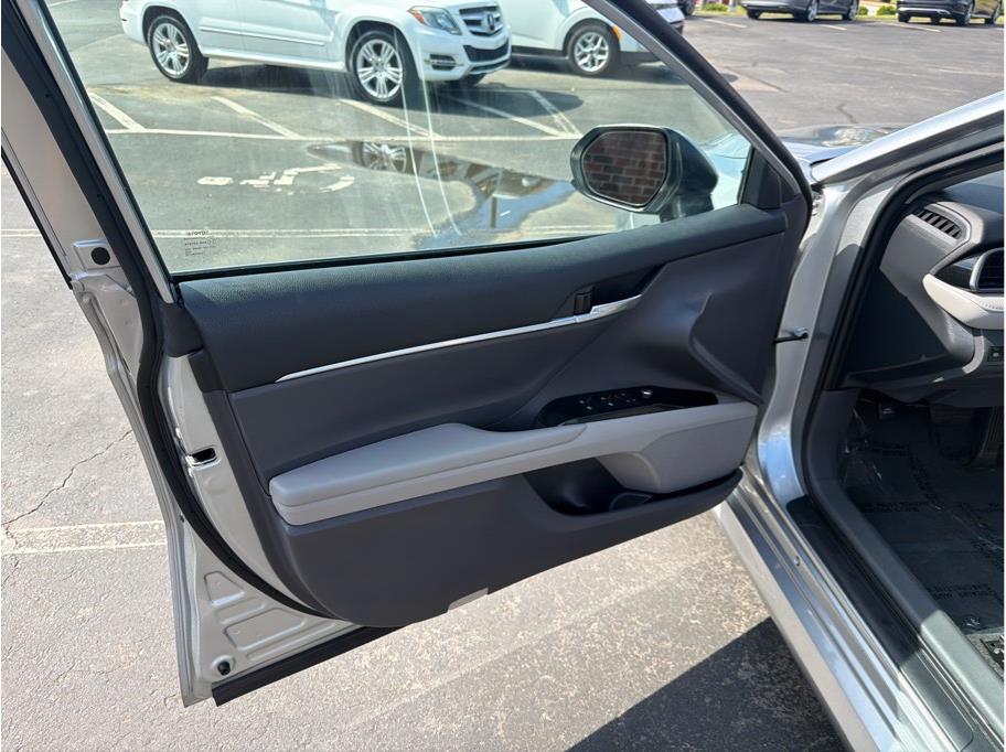 2019 Toyota Camry LE - Photo 9