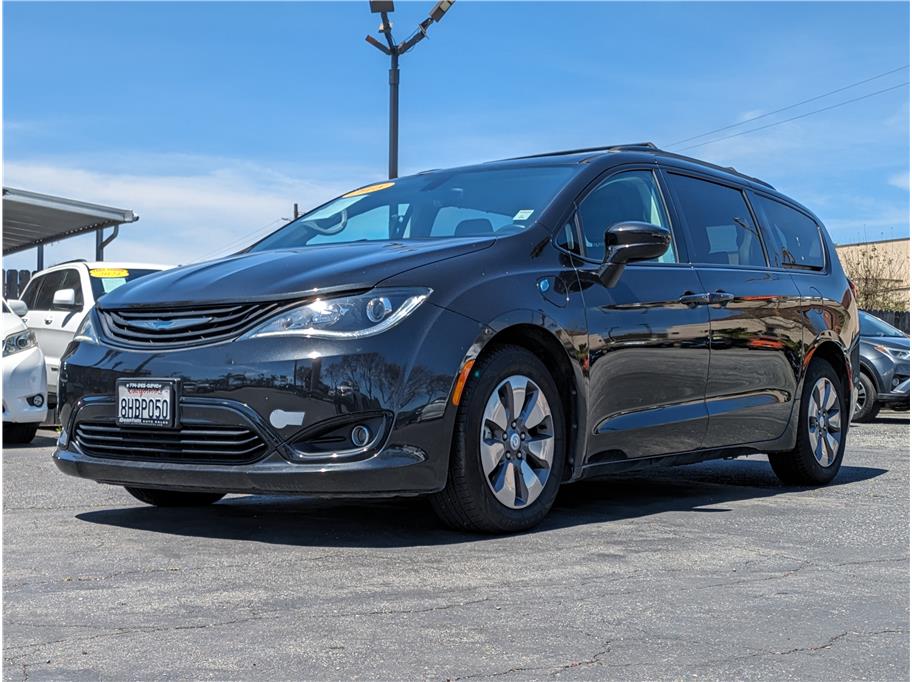 2018 Chrysler Pacifica Hybrid from Quantum Auto Sales