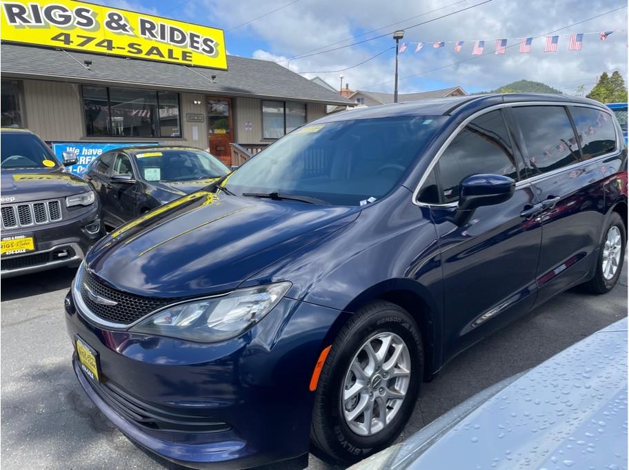 2017 Chrysler Pacifica from Rigs & Rides