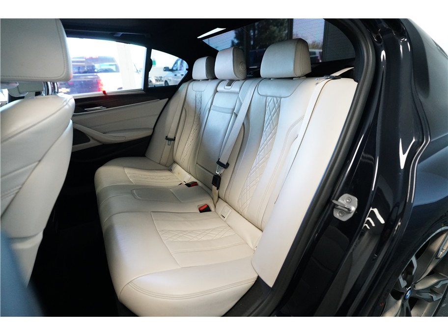 2020 BMW 5 Series M550i - Photo 12