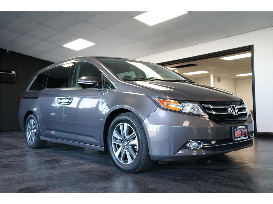 2016 Honda Odyssey Touring's photo