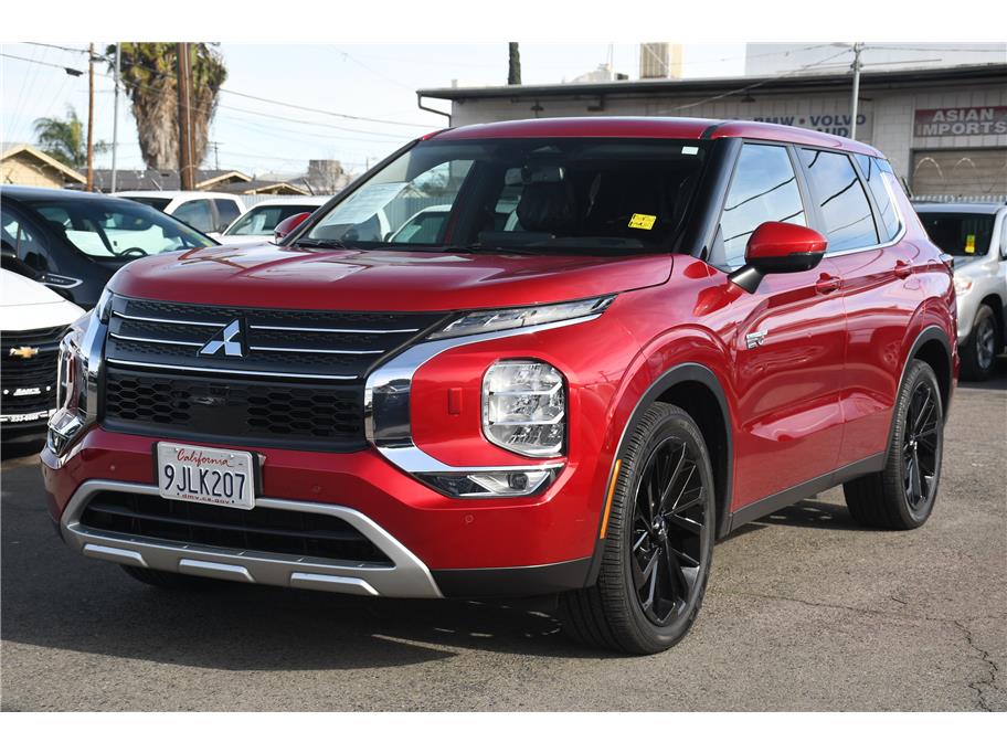2023 Mitsubishi Outlander Plug-In Hybrid SE's photo