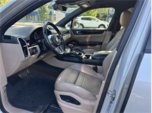 Vehicle Thumb #17