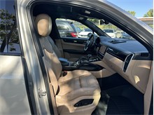 Vehicle Thumb #19