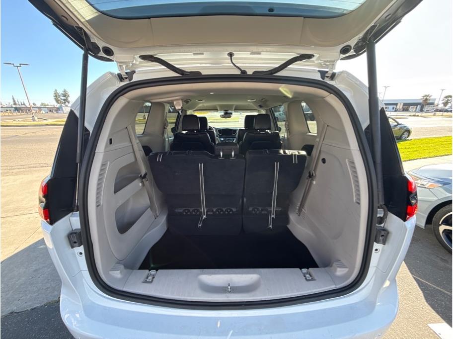 2023 Chrysler Pacifica Touring L - Photo 10